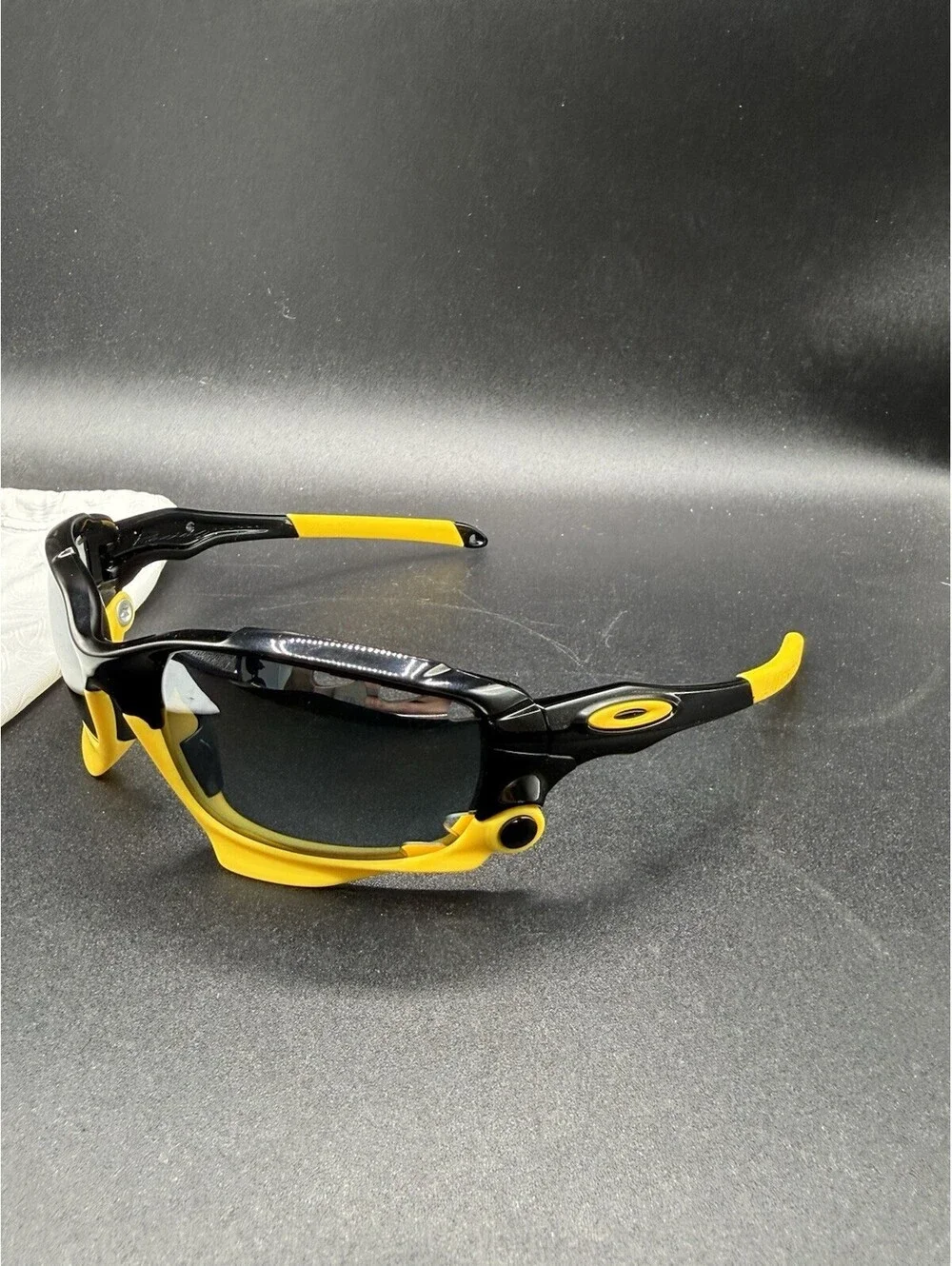 Oakley New Racing Jacket Livestrong Polished Black/Black Iridium OO9171-12